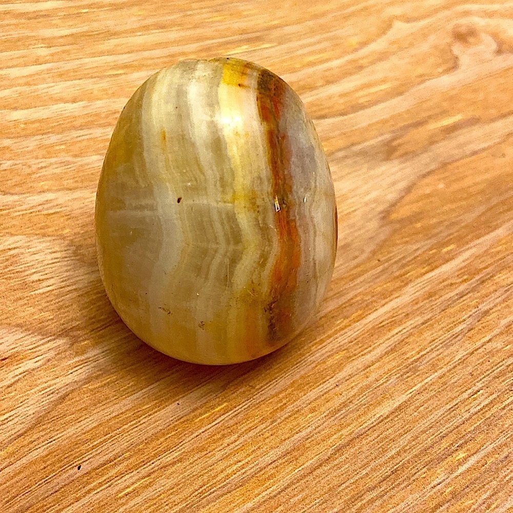 Vintage Agate Cream and Brown Nature Made Handcrafted Egg. - Picture 2 of 5